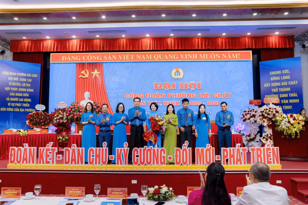 Lãnh đạo LĐLĐ tỉnh tặng hoa chúc mừng BCH Công đoàn phường Bãi Cháy nhiệm kỳ 2025-2030