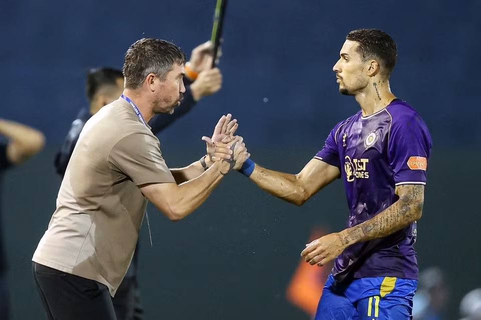 HLV Harry Kewell chưa thể giúp CLB Hà Nội bay cao. Ảnh: Hanoi Football Club.