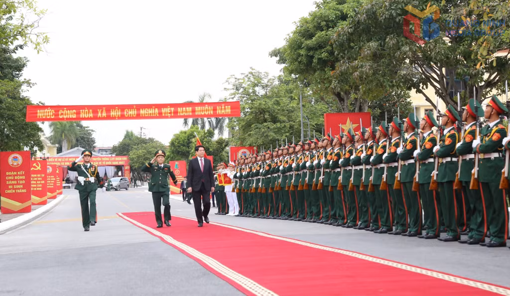 Chủ tịch nước Lương Cường duyệt đội Danh dự tại buổi lễ. 