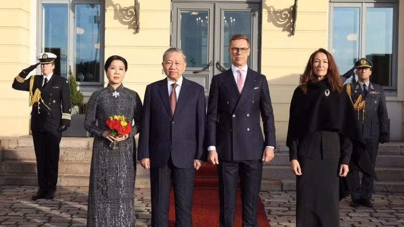 Tổng thống Cộng hòa Phần Lan Alexander Stubb và Phu nhân chủ trì Lễ đón chính thức Tổng Bí thư Tô Lâm và Phu nhân thăm chính thức Cộng hòa Phần Lan. (Ảnh: TTXVN)