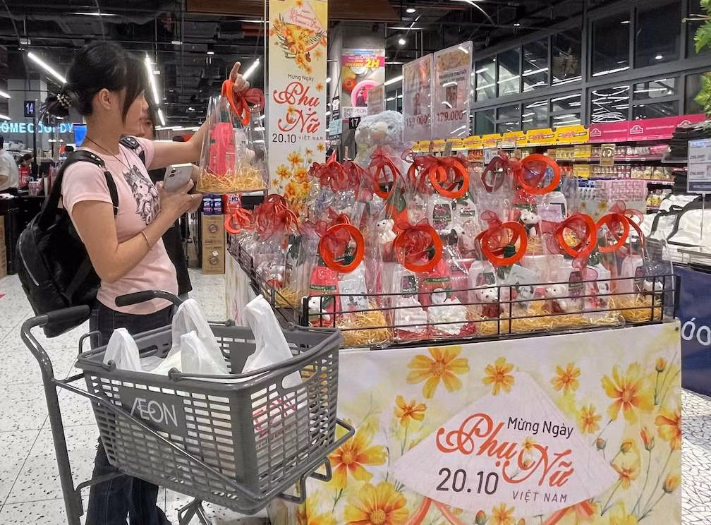 Trong dịp 20/10, tệp người mua chủ yếu là người trẻ như sinh viên mua quà tặng cho người thân, giáo viên. Ảnh: Ngân Hà