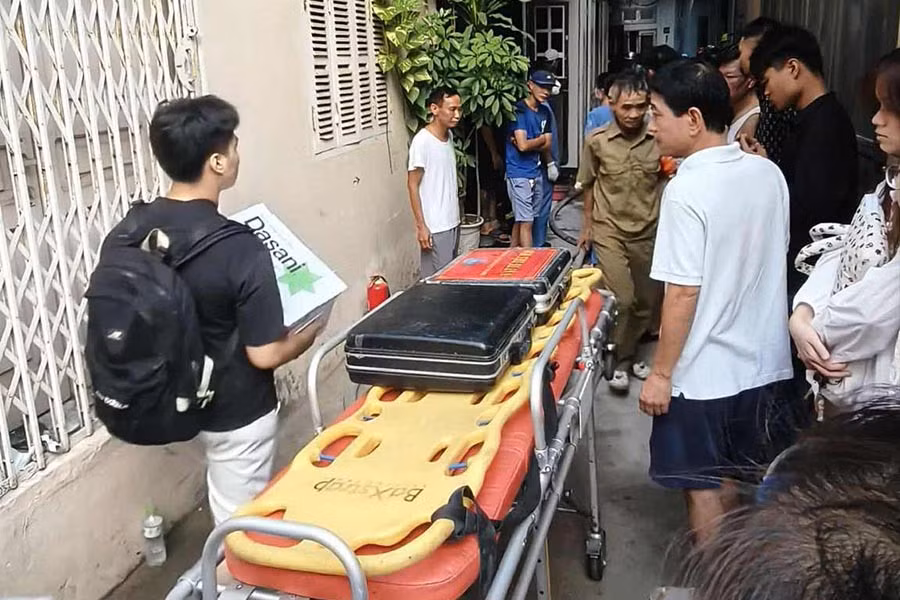 Lực lượng chức năng có mặt tại hiện trường vụ cháy. Ảnh: Hiếu Huy
