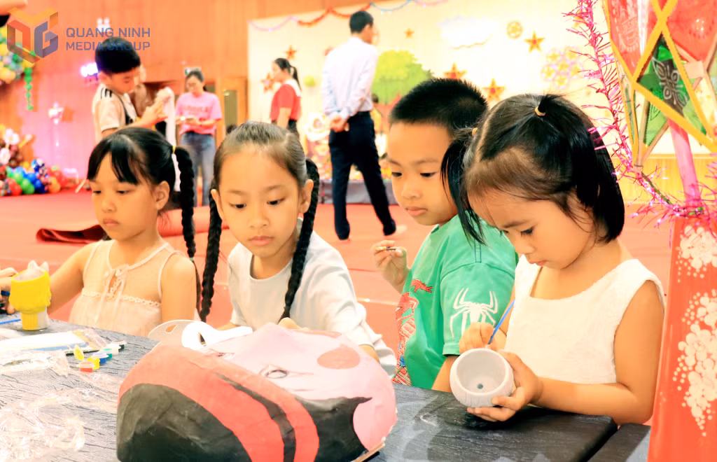 Các em nhỏ được thỏa sức tham gia các trò chơi làm mặt nạ giấy, tô tượng...