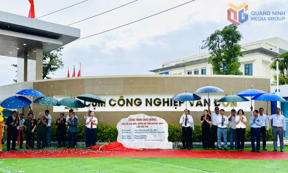 Các đại biểu thực hiện nghi thức gắn biển công trình chào mừng Đại hội đại biểu Đảng bộ tỉnh lần thứ XVI, nhiệm kỳ 2025-2030 đối với CCN Vân Đồn.