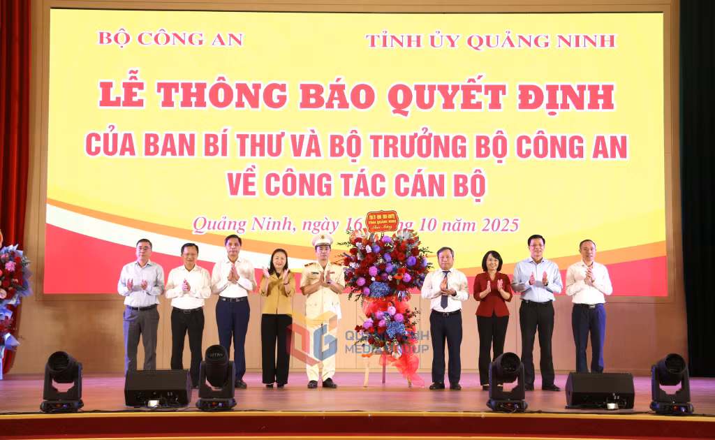 Thiếu tướng Trần Văn Phúc nhận hoa chúc mừng từ lãnh đạo tỉnh Quảng Ninh.