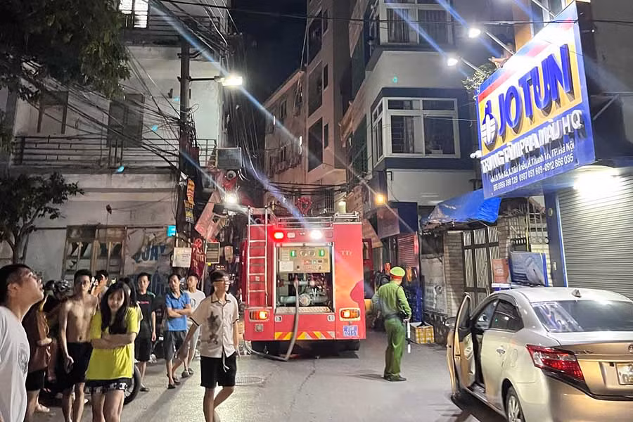 Lực lượng chữa cháy nhanh chóng có mặt. Ảnh: Mạnh Hiếu