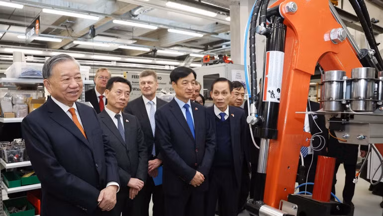 Tổng Bí thư Tô Lâm thăm phòng thí nghiệm tạo mẫu thử nghiệm của Đại học Aalto. (Ảnh: Thống Nhất/TTXVN)