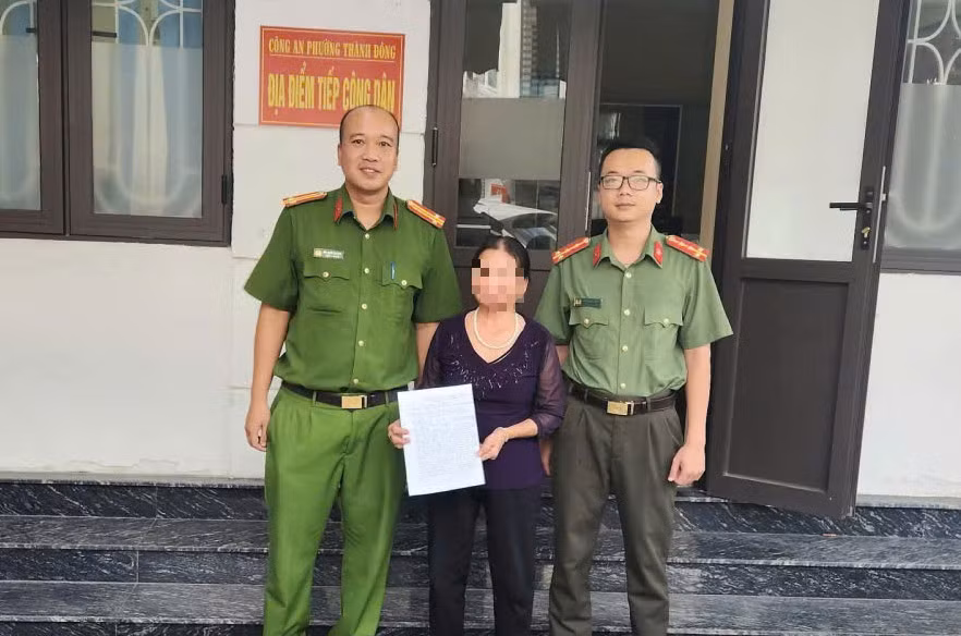 Bà P.T.C gửi thư cảm ơn đến Công an phường Thành Đông khi đã giúp bản thân thoát khỏi màn lừa đảo giả danh. Ảnh: Cơ quan Công an.