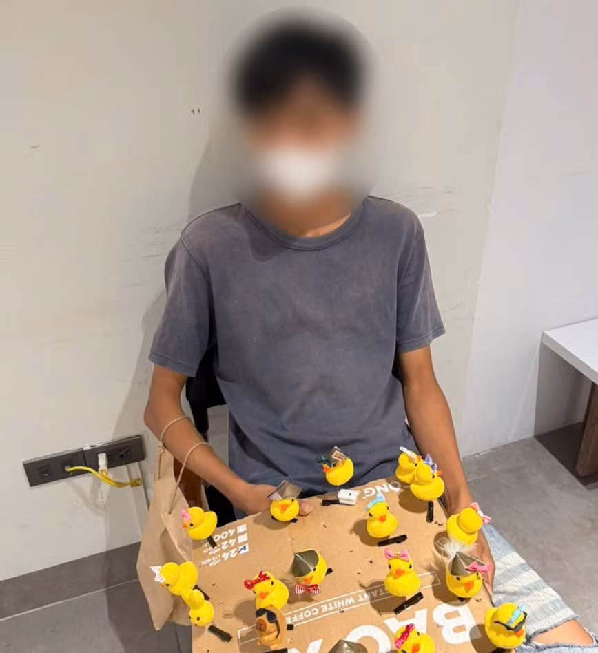 L.T.A được cho có hành vi không chuẩn mức với du khách tại hồ Gươm. Ảnh: Công an phường Hoàn Kiếm