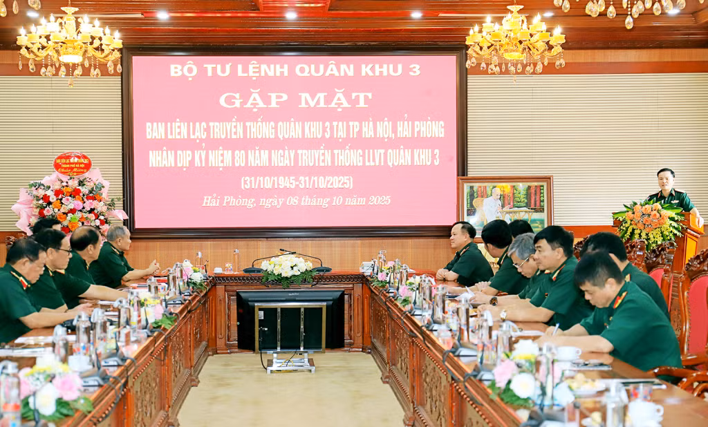 Thiếu tướng Lương Văn Kiểm, Tư lệnh Quân khu phát biểu tại hội nghị.