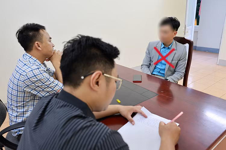 Đối tượng Lý Chỉn L (x) tại cơ quan Công an. Ảnh: Công an Lai Châu