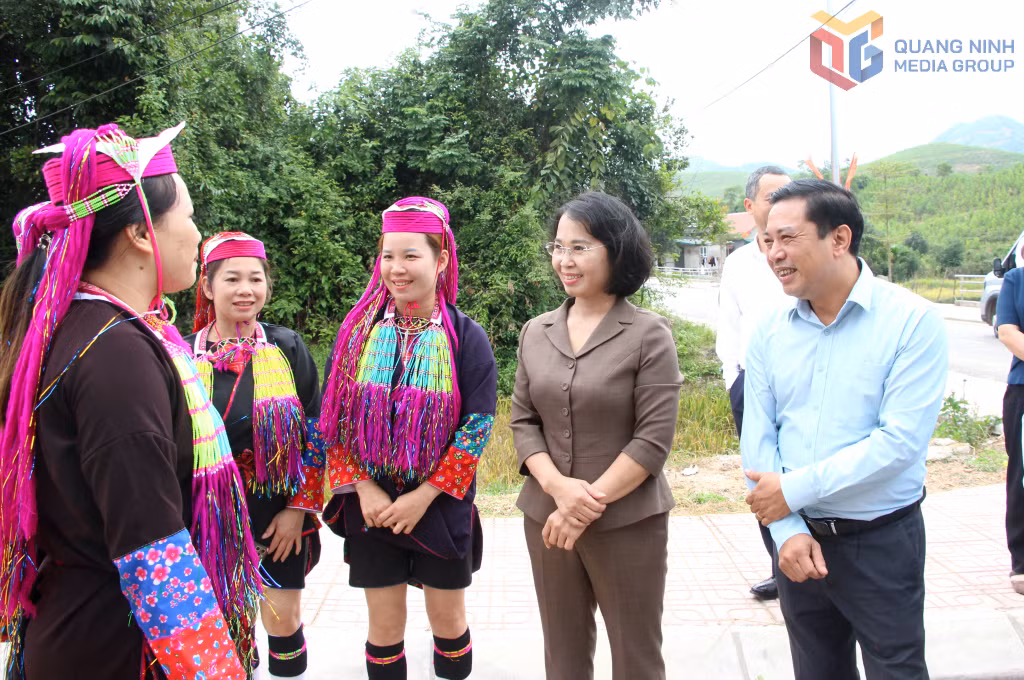 Đồng chí Trịnh Thị Minh Thanh, Phó Bí thư Thường trực Tỉnh ủy, Chủ tịch HĐND tỉnh, trao đổi với người dân xã Ba Chẽ. Ảnh: Mạnh Trường