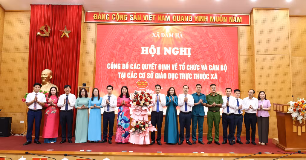 Các đồng chí Ủy viên Ban Thường vụ Đảng ủy và lãnh đạo xã Đầm Hà tặng hoa chúc mừng Hiệu trưởng các trường học sau khi sáp nhập.