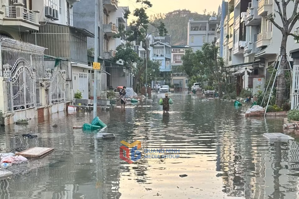 Nước biển dâng gây ngập lụt một số tuyến đường khu Yết Kiêu 5, Yết Kiêu 6, phường Hồng Gai.