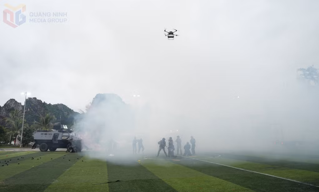 Cảnh sát cơ động (Công an tỉnh) trình diễn thực binh ứng dụng UAV và các trang thiết bị hiện đại đắt bắt khủng bố.