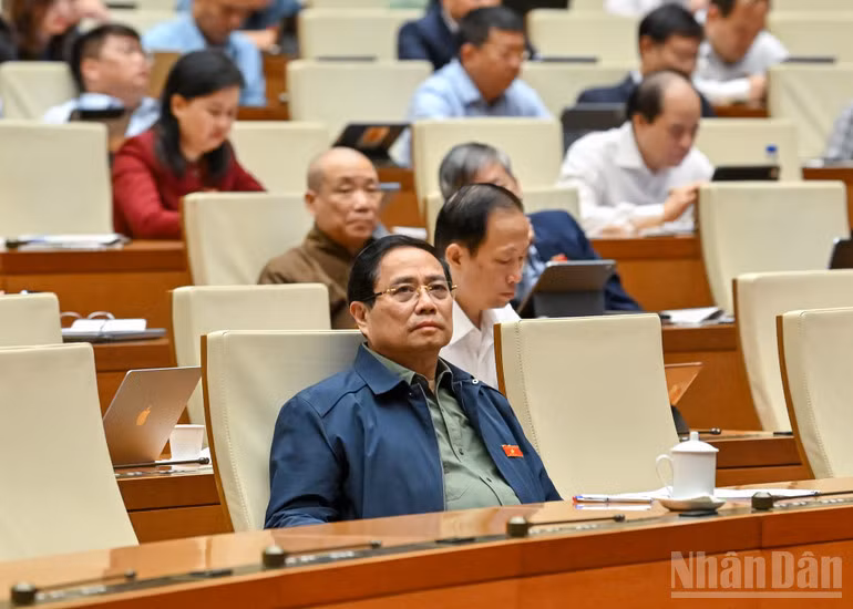 Thủ tướng Chính phủ Phạm Minh Chính cùng các đại biểu Quốc hội tham dự phiên thảo luận. (Ảnh: THỦY NGUYÊN)