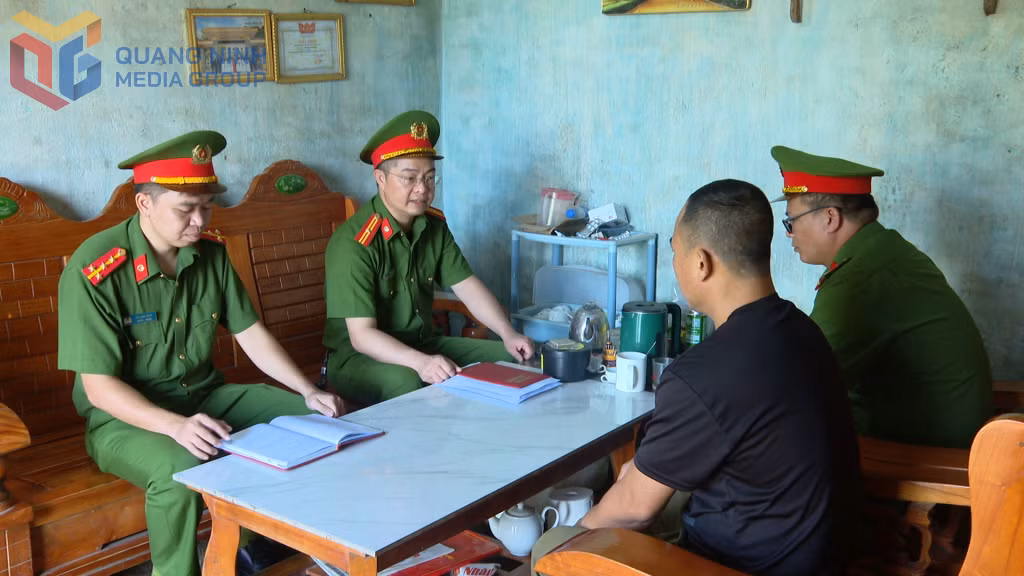 Công an xã Lục Hồn tuyên truyền Luật Trật tự, ATGT cho người dân trên địa bàn.