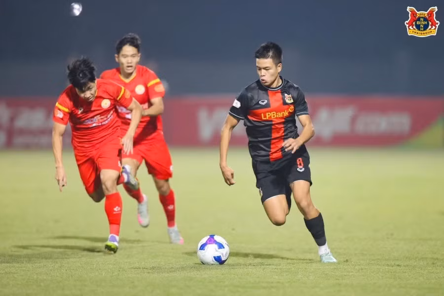 Trần Thành Trung chưa có nhiều cơ hội thi đấu tại V.League. Ảnh: NBFC