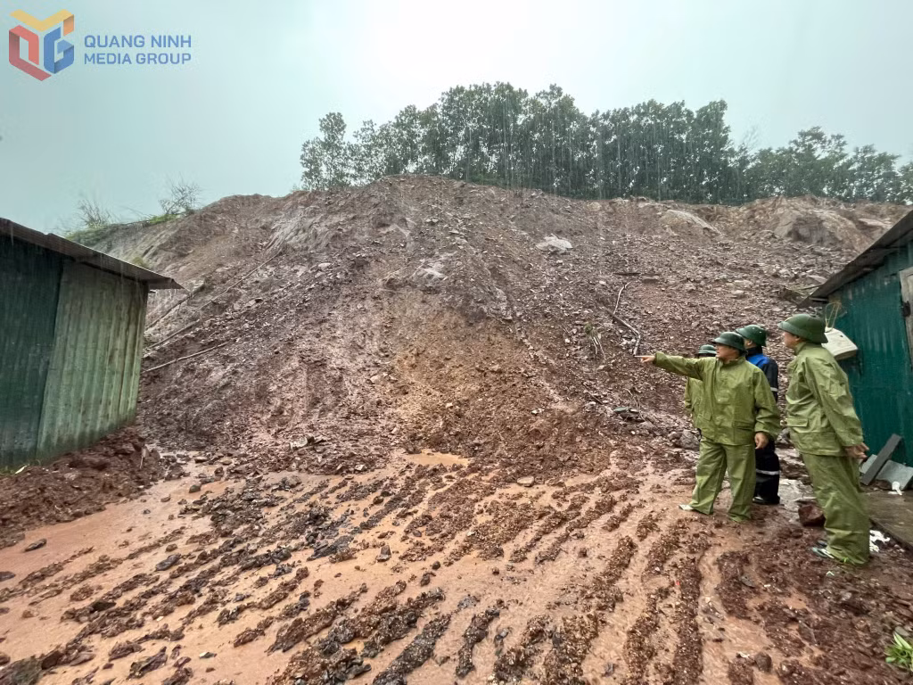 Lực lượng chức năng xã Hải Lạng kiểm tra, khắc phục kịp thời đất đá sạt trượt vào nhà dân tại thôn Thống Nhất.