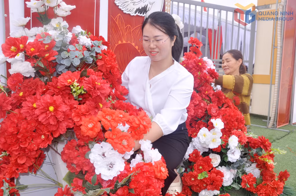 Thu Huyền trang trí cho một đám cưới trên địa bàn phường Đông Triều.