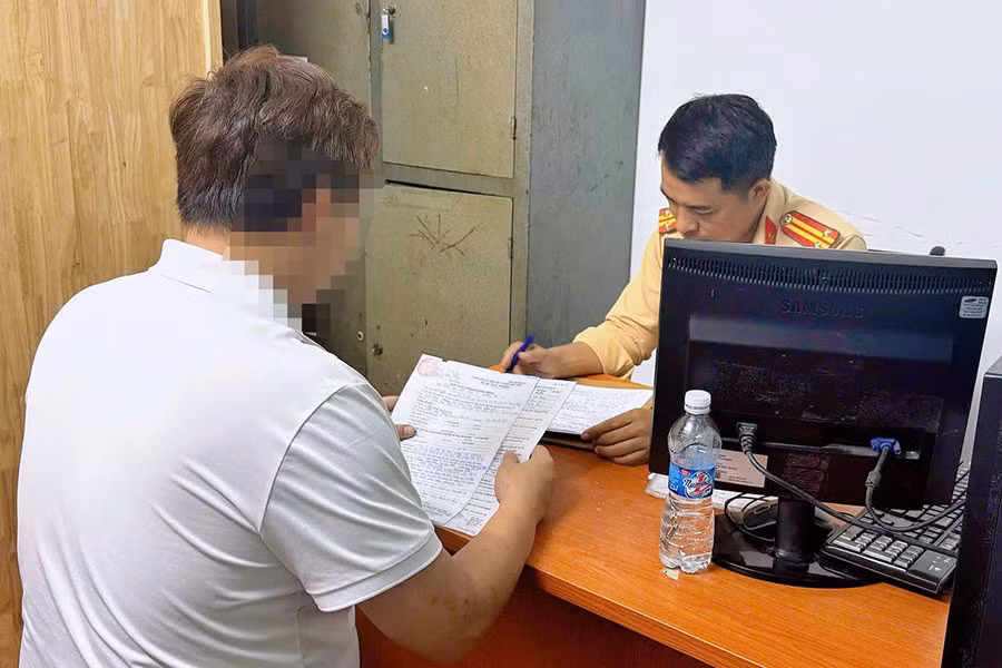 Đại diện công ty làm việc với CSGT. Ảnh: Phòng CSGT - Công an TP Hà Nội