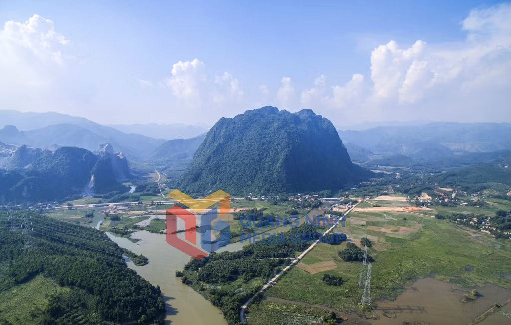 Từ núi Mằn nhìn ra sông Của Lục (1-2020). Ảnh: Khánh Giang