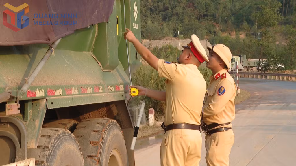 Đội CSGT Đường bộ số 3, Phòng CSGT Công an tỉnh kiểm tra độ cao thành, thùng phương tiện vận chuyển đất, đá lưu thông trên địa bàn được giao quản lý.