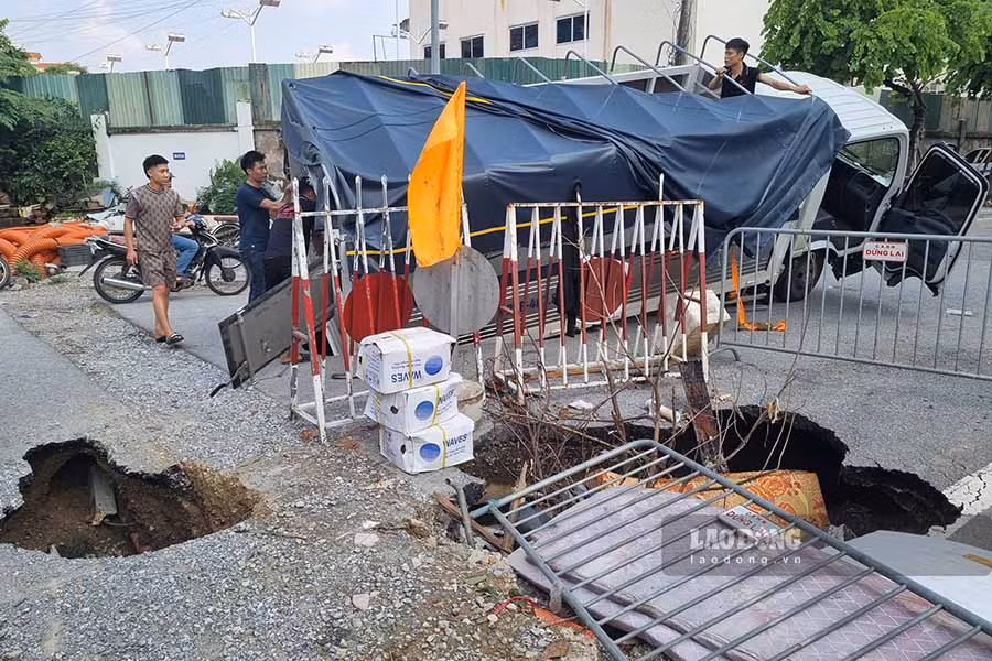 Một vài hố sụt khác đã xuất hiện được một thời gian dài nhưng chưa được xử lý. Ảnh: Tô Thế