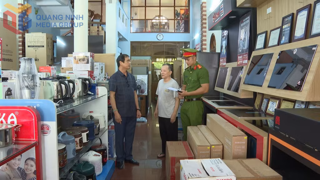 Công an phường Uông Bí tuyên truyền Luật Trật tự, ATGT cho người dân trên địa bàn.