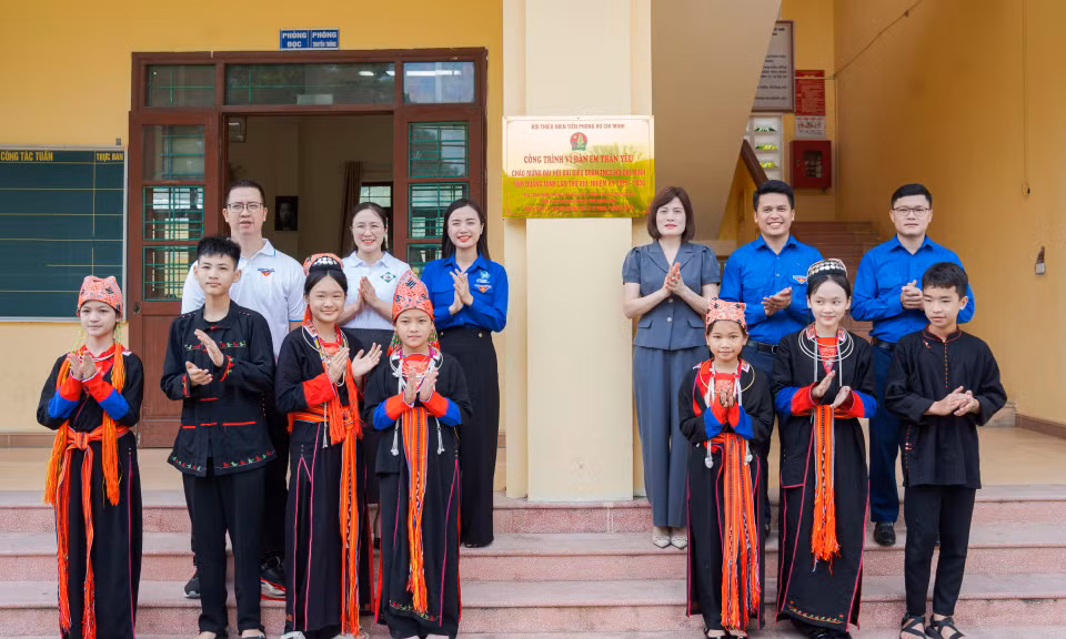 Tỉnh Đoàn gắn biển công trình “Không gian đọc sách, tương tác và sinh hoạt đội” tại Liên đội Trường THCS Lý Tự Trọng (phường Yên Tử). Ảnh: Mai Linh