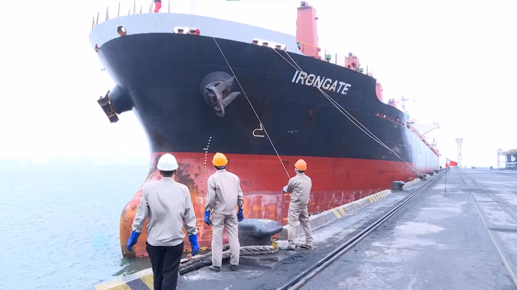 Để các tàu cập cảng an toàn, các thuyền viên Công ty Kho vận và Cảng Cẩm Phả miệt mài thực hiện công tác neo buộc, phối hợp nhịp nhàng trong từng thao tác làm hàng.