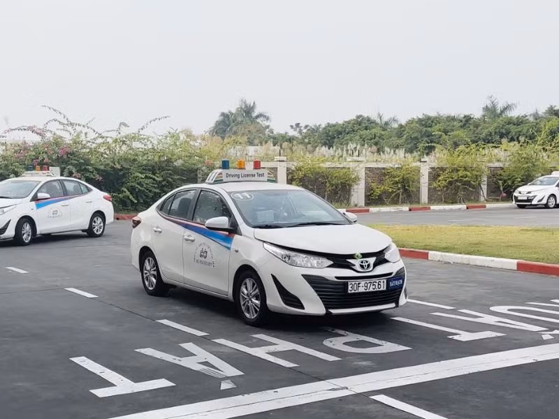 Thời gian tối đa khóa học lái ô tô được quy định hiện nay là không quá 90 ngày.