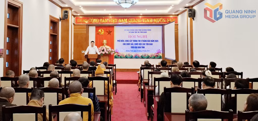 Giám đốc Sở Dân tộc và Tôn giáo tỉnh Lục Thành Chung thông tin tình hình phát triển kinh tế xã hội của tỉnh đến các đại biểu là chức sắc, chức việc.