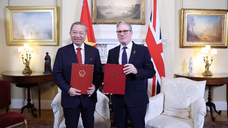 Tổng Bí thư Tô Lâm và Thủ tướng Anh Keir Starmer trao Tuyên bố chung về nâng cấp quan hệ Việt Nam-Anh lên Đối tác chiến lược toàn diện. (Ảnh: Thống Nhất/TTXVN)