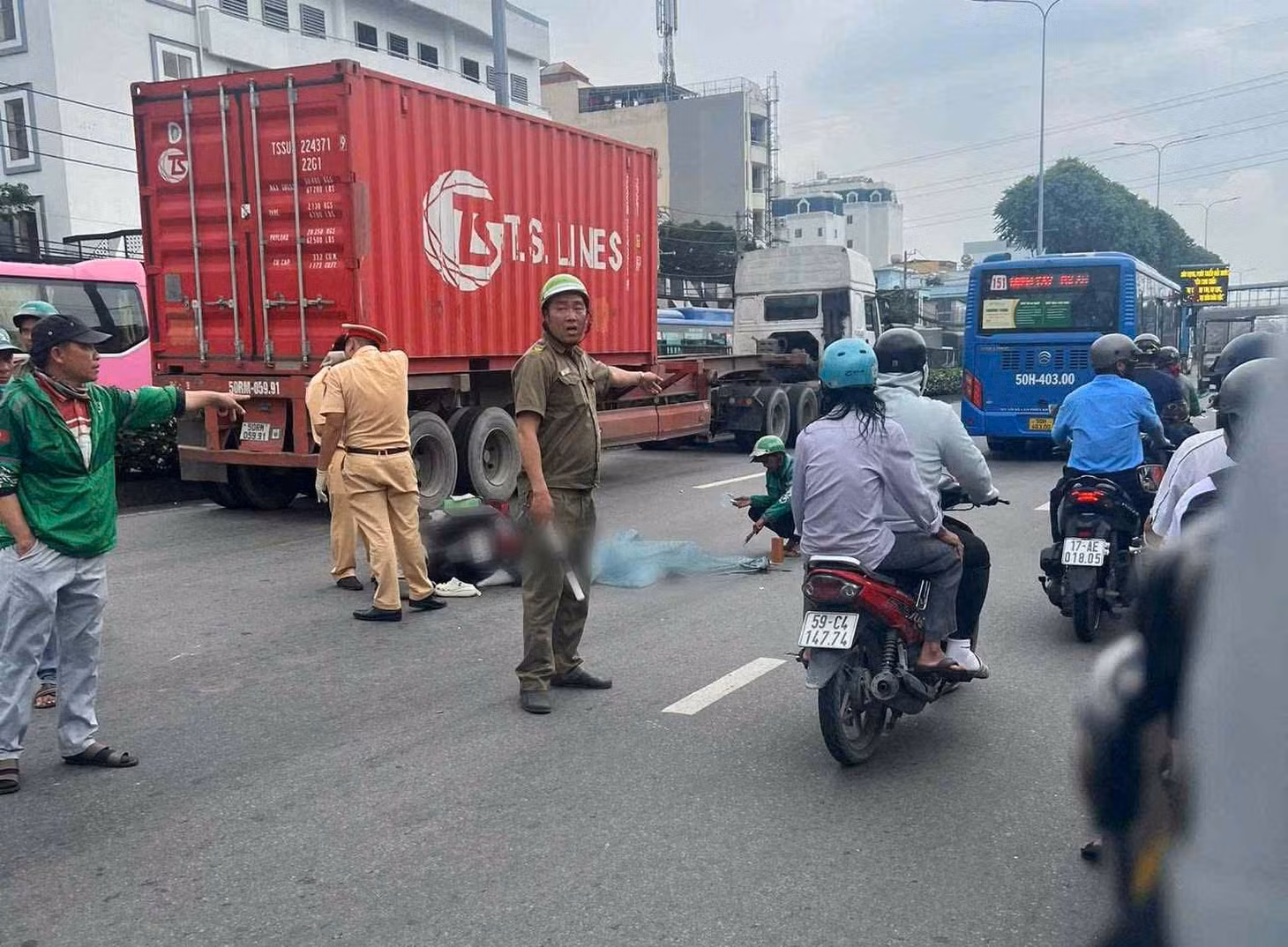 Công an đang phong tỏa hiện trường để làm rõ nguyên nhân vụ tai nạn. Ảnh: Đông Hoàng