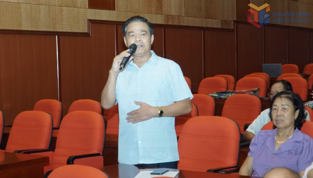 Đại diện cử tri phát biểu, bày tỏ vui mừng và phấn khởi trước những đổi mới tích cực của tỉnh và đất nước thời gian qua...