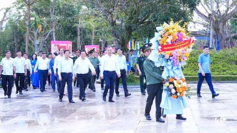 Tổng Bí thư Tô Lâm cùng các đồng chí lãnh đạo Đảng, Nhà nước và các đại biểu về dâng hoa, dâng hương tưởng niệm Chủ tịch Hồ Chí Minh.