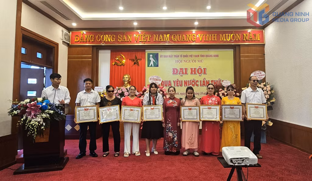 Các cá nhân điển hình tiên tiến được nhận Giấy khen của Hội Người mù tỉnh Quảng Ninh.