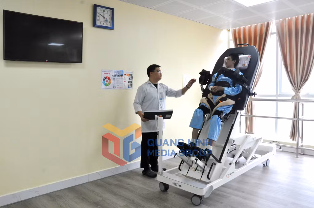 2025-10_Bệnh viện Lão khoa - Phục hồi chức năng tỉnh đưa robot tập phục hồi chức năng hỗ trợ điều trị cho bệnh nhân liệt. Ảnh: Thu Chung