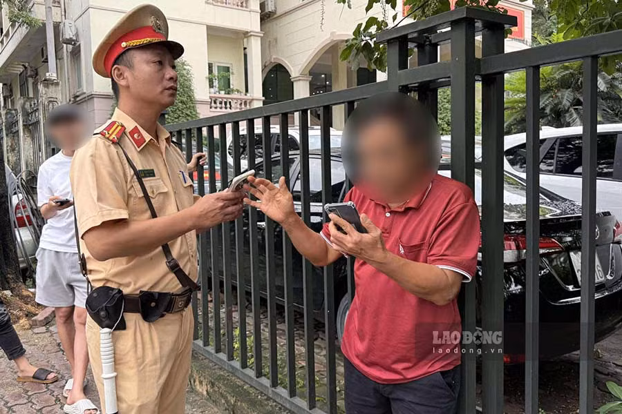 Tài xế được mời đến bệnh viện để kiểm tra nồng độ cồn, ma túy. Ảnh: Thế Kỷ