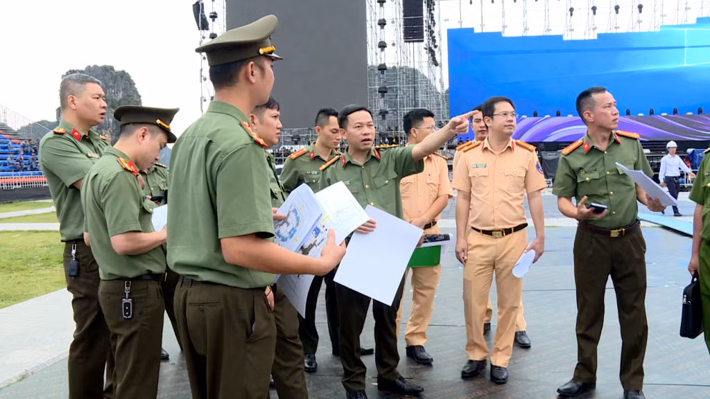 Thượng tá Phạm Văn Dũng, Phó Giám đốc Công an tỉnh kiểm tra triển khai phương án đảm bảo ANTT phục vụ Hạ Long Concert tại Quảng trưởng 30/10, phường Hạ Long.
