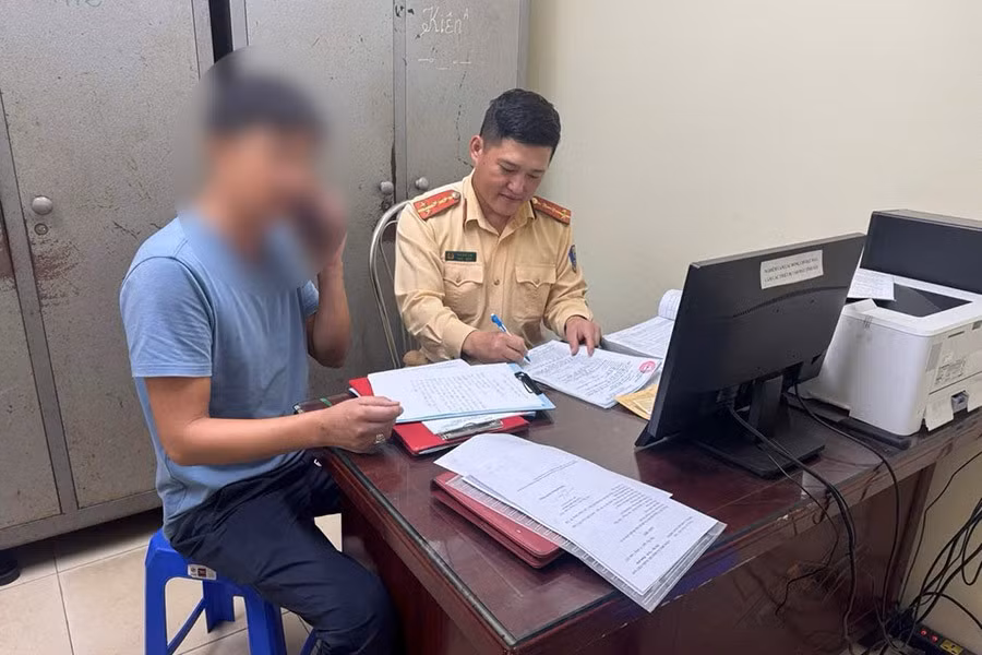 Tài xế làm việc tại cơ quan công an. Ảnh: Công an cung cấp