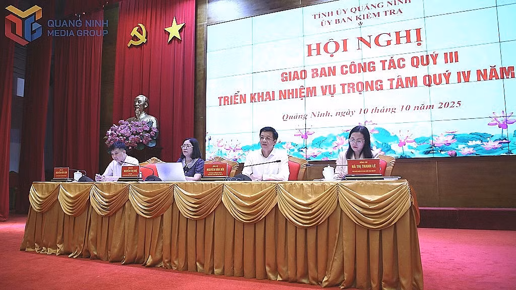 Các đồng chí lãnh đạo Uỷ ban Kiểm tra Tỉnh uỷ lắng nghe các ý kiến phát biểu đóng góp tại hội nghị.