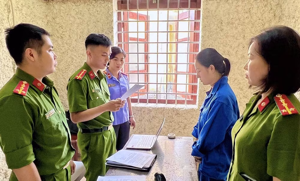 Cơ quan chức năng tống đạt các Quyết định khởi tố bị can, Lệnh bắt bị can để tạm giam đối với Nông Thị Thu Thủy. Ảnh: Công an Điện Biên