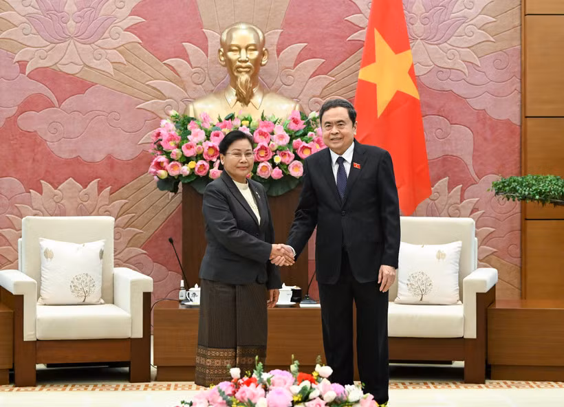 Chủ tịch Quốc hội Trần Thanh Mẫn tiếp Chánh án Tòa án nhân dân tối cao Lào Vienthong Siphandone. (Ảnh: DUY LINH)