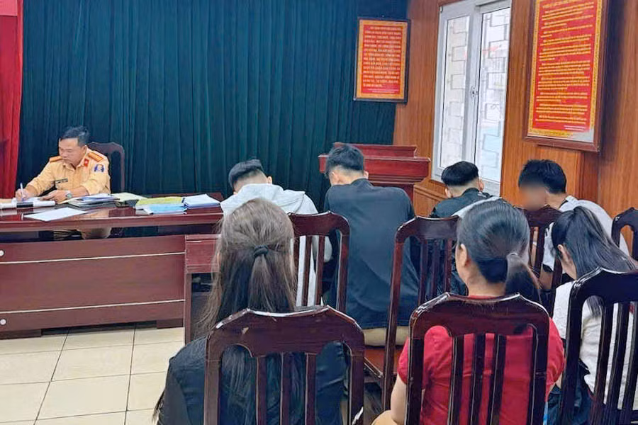 Phụ huynh nhóm thanh niên được công an mời lên làm việc. Ảnh: Công an cung cấp
