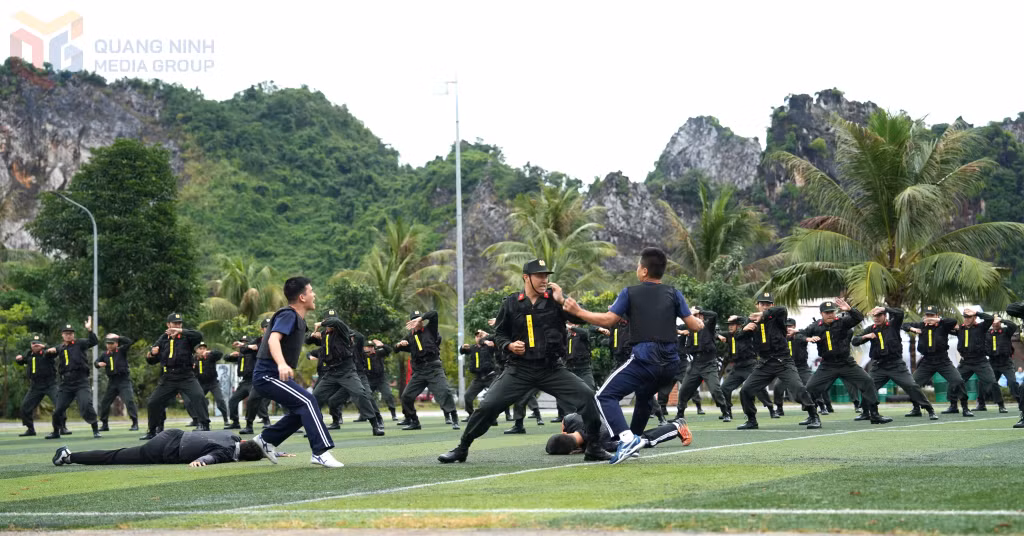 Cán bộ chiến sĩ lực lượng cảnh sát cơ động (Công an tỉnh) đồng diễn và phân thế bài võ Mai Hoa Quyền.