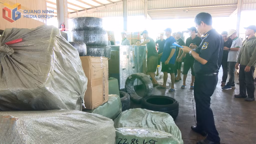 Đối chiếu với các tờ khai, cơ quan chức năng phát hiện có 3/19 container chứa 100% hàng nhập lậu; tại các container khác số hàng lậu chiếm từ 30% đến 70%.