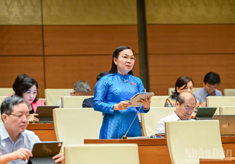 Đại biểu Lý Anh Thư (Đoàn An Giang). (Ảnh: DUY LINH)