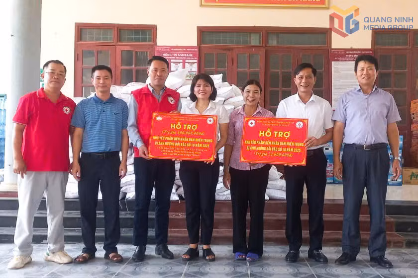 Đoàn công tác trao hỗ trợ tại xã Tượng Lĩnh, tỉnh Thanh Hóa. Ảnh do Hội Chữ Thập đỏ tỉnh cung cấp